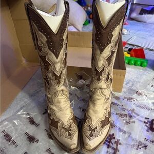 Elegant Western Heeled Boots in Brown and Cream